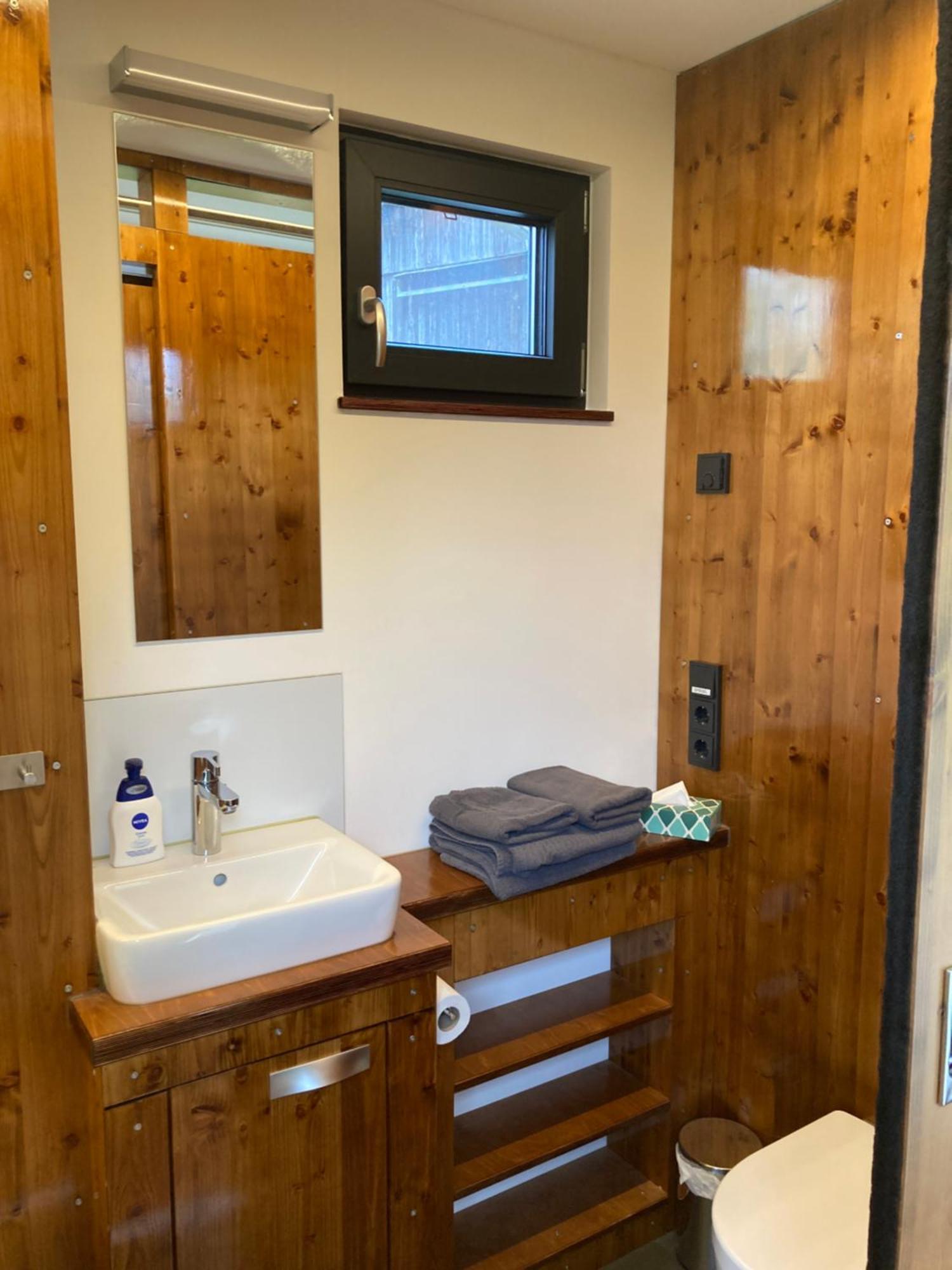 Tiny House Im Seecontainer Mit Parkplatz, Glasfaser, Netflix, Veranda Und Gehobener Ausstattung Coburg Zewnętrze zdjęcie